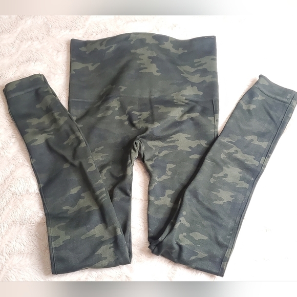 SPANX Camo Look at Me Now Seamless Cropped Leggings size small - Picture 3 of 9